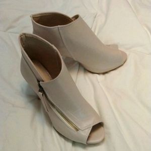 Women's tan/beige shoes